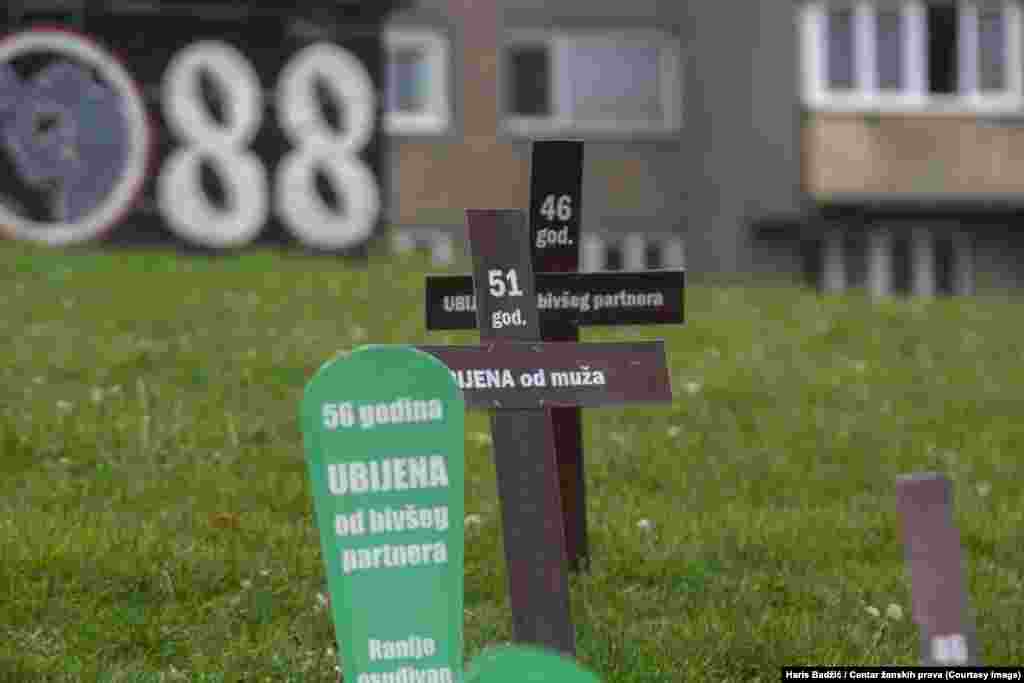 "Neki na najgori način pravdaju poteze muškaraca, krive žene. Strašno je pravdanje femicida. I to je jedan očit mizogini govor mržnje spram žena. Nas najviše brine to. Inače kod femicida nas brine to što svaki slučaj femicida, osim što ga prati jedna nažalost vrlo pogrešna kvalifikacija medija gdje se kaže – desila porodična tragedija. Nije se desila nikakva porodična tragedija, desilo se ubistvo. Gdje se počinje priča o raskopavanju njenog privatnog života – šta je to ona uradila pa je on nju ubio. Kao da za neko ubistvo ima opravdanje uopšte, bilo koje, bilo kakvo."