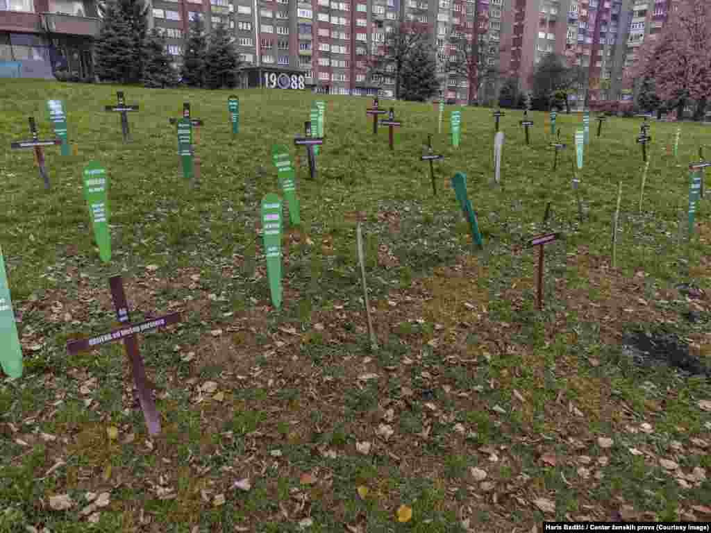 Iz Centra ističu da je jedan od problema i pravdanje ubistava. Iako je više uvjetno rečeno pozitivnih reakcija onih koji kažu da o tome treba govoriti, da treba raditi na prevenciji, kao strašne ocjenjuju reakcije pojedinih muškaraca "koji se iz nekog razlika prepoznaju u porukama koje mi vezujemo za femicid".