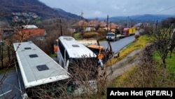 Вже другий день 11 грудня вантажівки та інші великовантажні автомобілі перекривають кілька основних доріг, що ведуть до двох пунктів пропуску на кордоні з Сербією