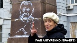 Зображення головнокомандувача Збройних сил України Валерія Залужного на постаменті колишнього пам’ятника російському адміралу Ушакову у Херсоні, 18 листопада 2022 року