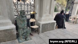 Біля входу до Успенського собору на вулиці Дмитра Тавдадебулі