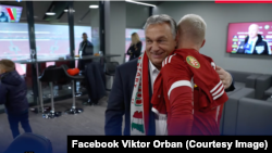 Віктор Орбан на товариському футбольному матчі між збірними Угорщини і Греції у шарфі, на якому зображена мапа так званої «Великої Угорщини»