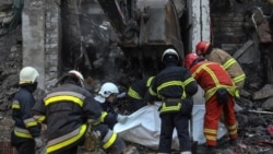 Cel puțin 30 de oameni au fost confirmați morți duminică în urma atacului cu rachetă al Rusiei asupra unui bloc din orașul ucrainean Dnipro.