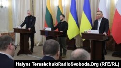 Під час тристоронньої зустрічі глави держав говорили про перспективи членства України до Європейського Союзу і кандидатство у НАТО