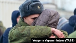 Мобилизованный военнослужащий перед отправкой. Иллюстративное фото.