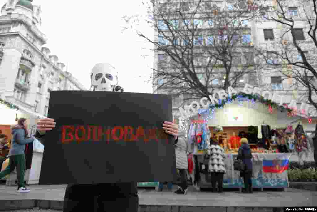 Uz jelku se u centru Beograda nalaze i tradiocionalne novogodišnje drvene kućice koje nude ruske suvenire, hranu i čajeve.  