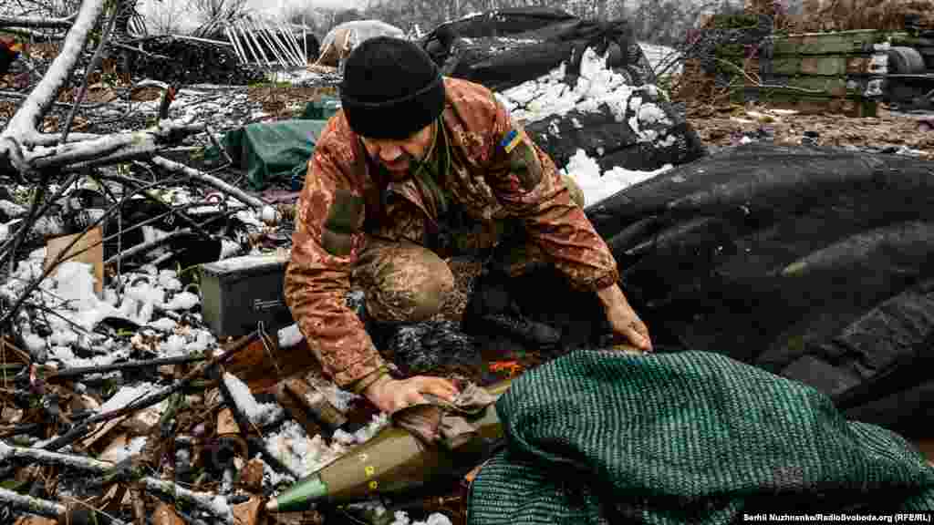 Українські військові  готують снаряди для гаубиці M777 поблизу лінії фронту, Донецька область, листопад 2022 року