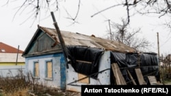 Будинок після мінометних «прильотів». Господарі як могли підготували будинок до зими: забили вікна та заклеїли плівкою стелю