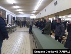 Predsednik Srbije Aleksandar Vučić rukuje se sa Radoičićem 28. decembra 2022.