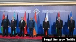 Президент Белоруссии Александр Лукашенко, президент Казахстана Касым-Жомарт Токаев, президент Киргизии Садыр Жапаров, премьер-министр Армении Никол Пашинян, президент России Владимир Путин, президент Таджикистана Эмомали Рахмон и генеральный секретарь ОДКБ Станислав Зась