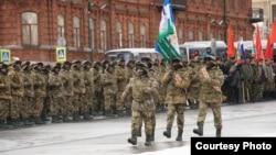 Добровольцы из батальона имени Салавата Юлаева отправляются на боевое слаживание и впоследствие на войну в Украину. 20 декабря 2022 года, Уфа, Башкортостан