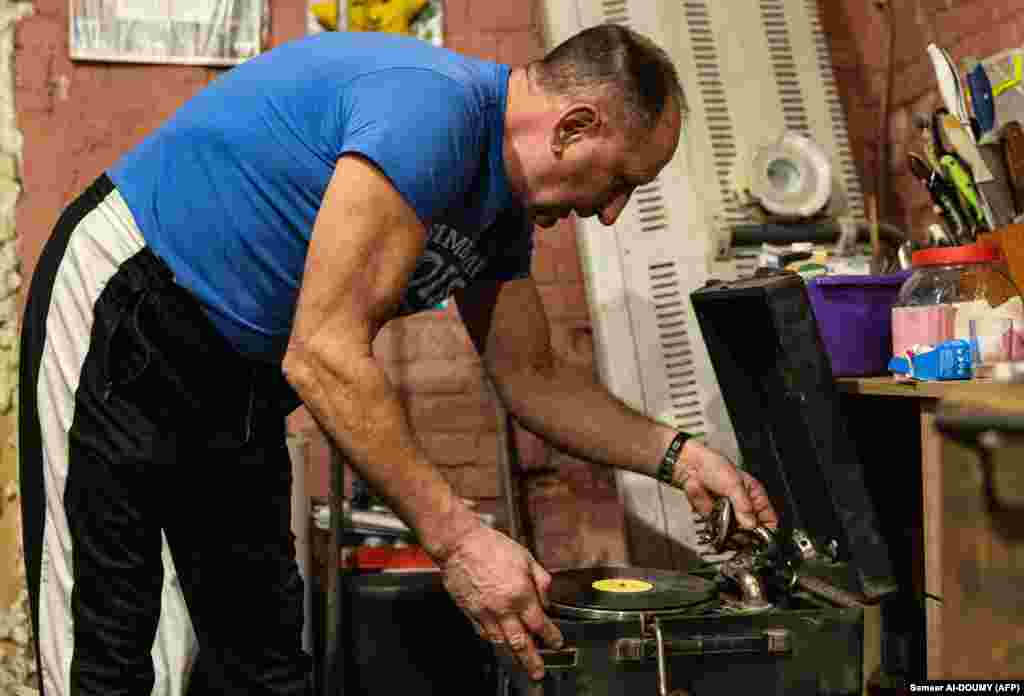 Чоловік каже, що сумує за компанією Ніки та її батьків, які виїхали до Курська, російського міста неподалік українського кордону. «Батьки переймалися за здоров’я малої», – розповідає Андрій Плешан. Він розмовляв з ними по телефону: «Я сказав їм, що хочу побачити їх знову найближчим часом, і вони пообіцяли повернутися навесні»