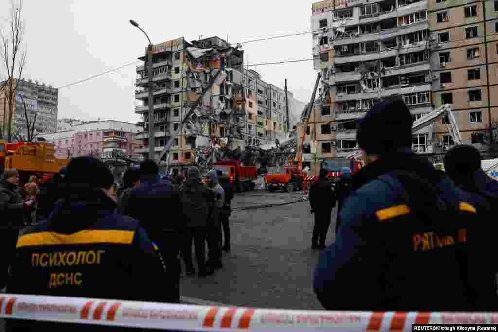 Комунальники та добровольці наразі прибирають територію, зашивають фанерою розбиті вікна прилеглих будинків. На місці події розгорнуті «пункти незламності», працюють волонтери з гарячою їжею та психологи