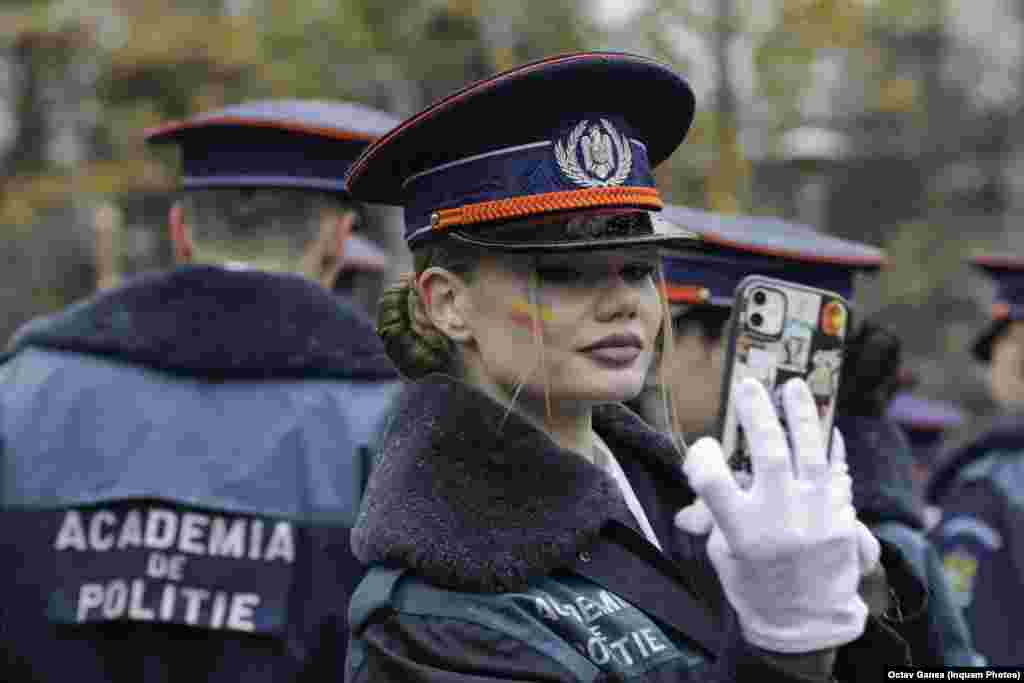 Un selfie pentru posteritate de la parada de Ziua Națională a României.