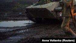 Вологий ґрунт, кажуть експерти, створює перешкоди як для просування живої сили на фронті, так і особливо – важкої техніки