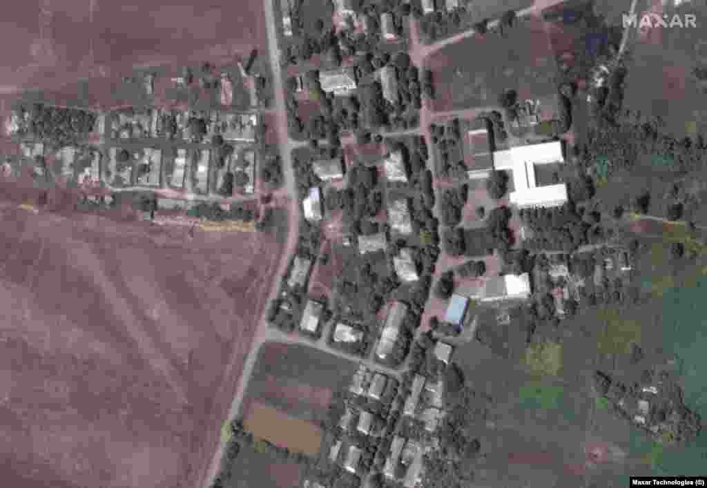 Школа та будівлі на півдні Соледару на супутниковому зображенні від 1 серпня 2022 року. Satellite image ©2023 Maxar Technologies