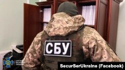 «Проживаючи в Києві, колаборантка дистанційно управляла рекламним бізнесом в Росії й отримувала від нього мільйонні дивіденди»,