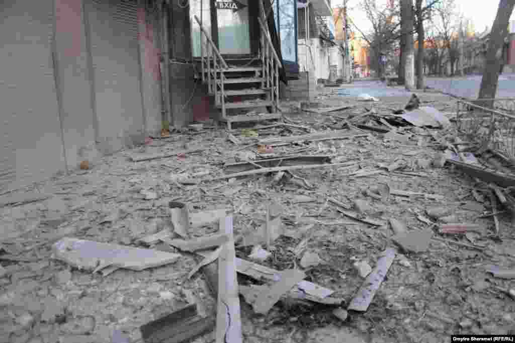 Після обстрілу вулиці вкриті уламками 