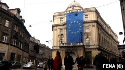 Zastava Evropske unije iznad "Vječne vatre" u centru Sarajeva 15. decembra 2022.
