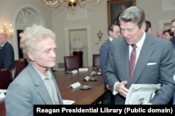 იური ორლოვი (მარცხნივ) და აშშ-ის პრეზიდენტი რონალდ რეიგანი.