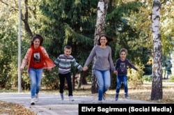 Эльмира с детьми