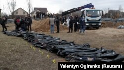 Тіла розстріляних і закатованих російськими військовими цивільних українських громадян у Бучі. 8 квітня 2022 року. Генпрокуратура України та міжнародні структури розслідують факти вчинення російською армією воєнних злочинів в Україні.