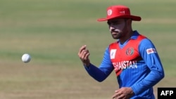 راشد خان وویل خوشاله دی چې د اتلې لوبډلې غړی وو - پخوانی انځور.