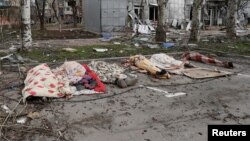 Тела погибших в Мариуполе, оккупированном российской армией. Фотография сделана 17 апреля 2022 года