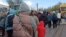 Українські біженці виходять з румунського порому, 12 квітня 2022 року