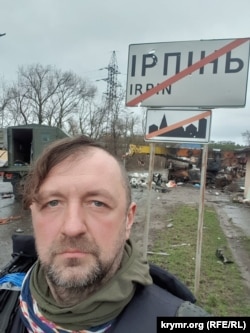 Едуард Леонов у складі роти територіальної оборони бере участь у розмінуванні міста Ірпінь після звільнення Київської області