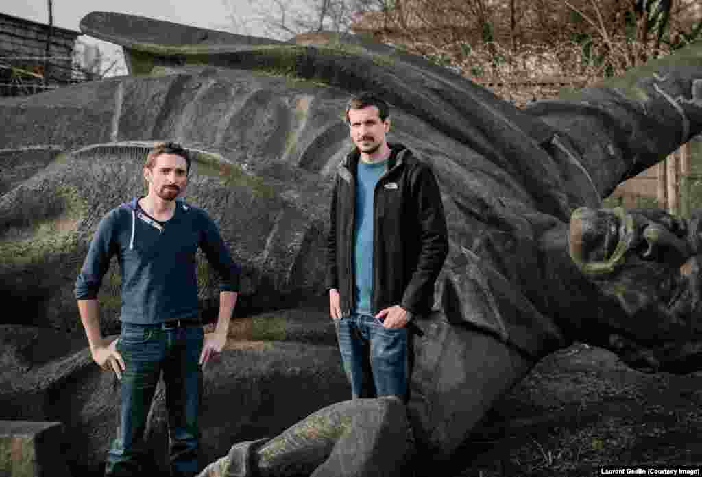 Шведский фотограф Нильс Акерман (справа) и французский журналист Себастьян Гобер. Они отправились на Украину, чтобы разыскать и запечатлеть то, что осталось от ленинских статуй, для своей книги "В поисках Ленина". Книга приурочена к 100-летию большевистской революции.  