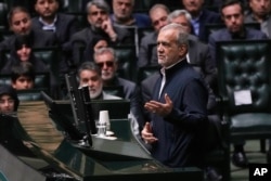 Президент Ірану Масуд Пезешкіан виступає під час поминальної церемонії в парламенті в Тегерані, Іран, 21 травня 2025 року