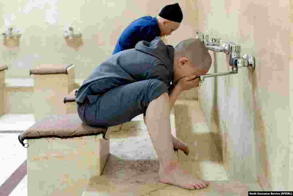 Школа хафизов в Грозном – это интернат. Дети живут здесь постоянно, отправляясь домой только на одну неделю четыре раза в году