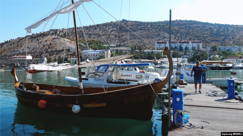 Здесь можно найти лодку на любой вкус и бюджет. К примеру, час на частном катере стоит от 2500 рублей (918 гривен), прогулка до мыса Айя занимает около трех часов, до мыса Фиолент – 4 часа. Пассажирские катера возят до пляжа Васили за 100 рублей (37 гривен), а до Яшмового пляжа – за 200 рублей (74 гривны) в одну сторону