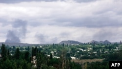 Дим над місцем боїв між українськими військовими та російськими гібридними силами в Ясинуватій поблизу Донецька. Серпень 2014 року