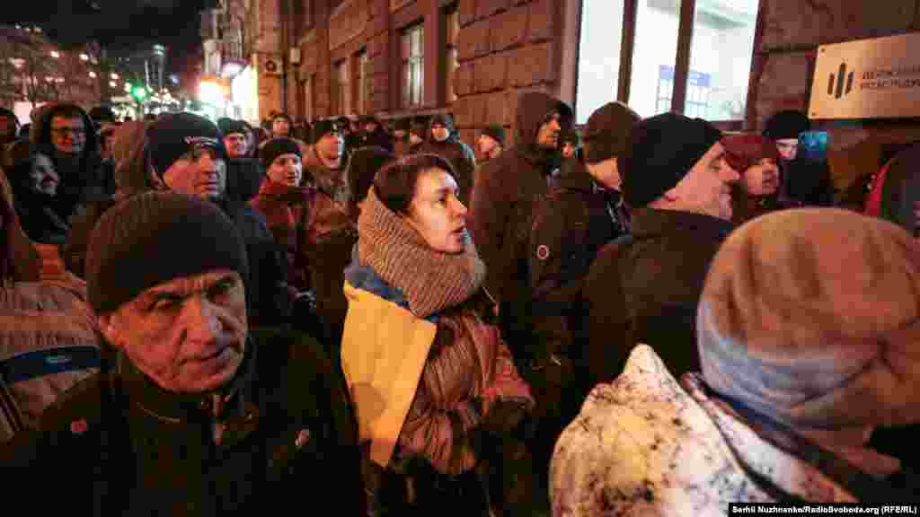 Деякі учасники тримали в руках плакати з написом «Венедиктова та Бабіков, пензлюйте з ДБР»