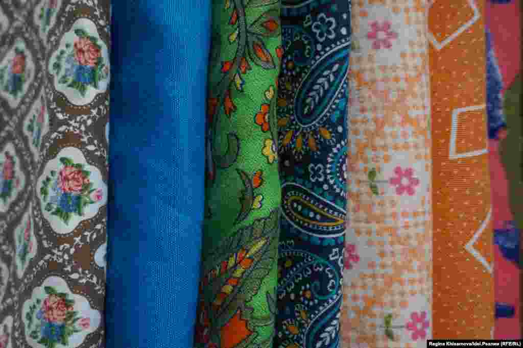 Сосланные на Урал раскулаченные родственники, приезжая в гости, привозили с собой нарядные ткани и платки. Дальние родственники из Таджикистана — ткани в азиатском стиле. Обычно старались обновить наряды к Сабантую.