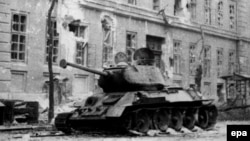 Советский танк на улице Будапешта, 1956 год