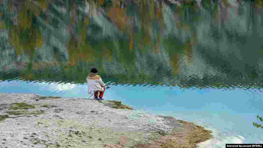 На одном берегу – рыбачка