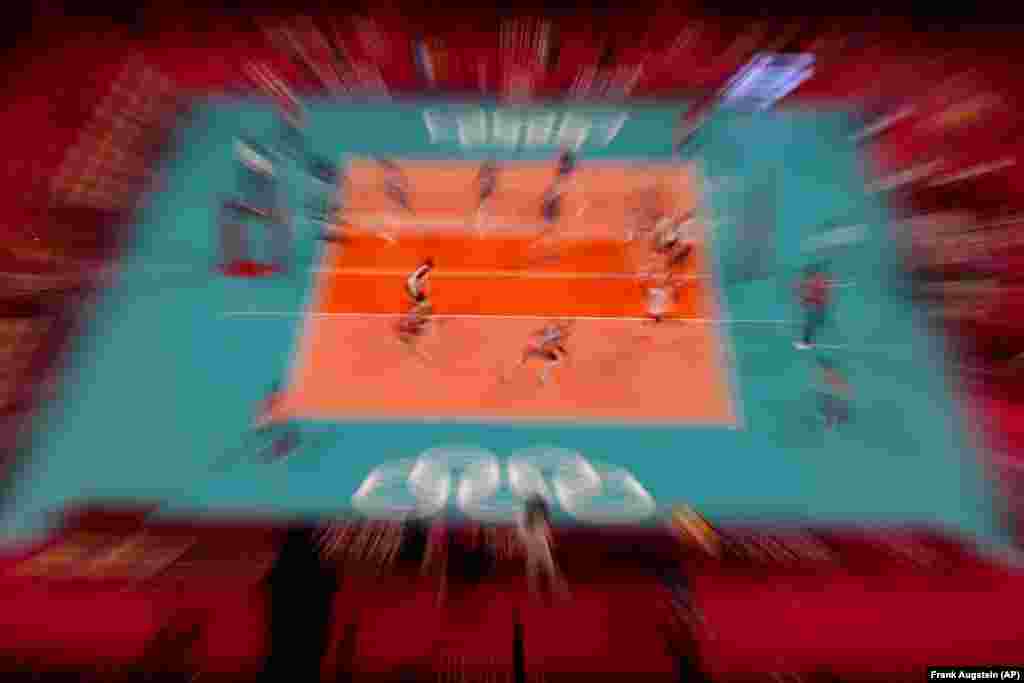 Сербія та Кенія змагаються під час матчу попереднього раунду жіночого волейболу таблиця А. Токіо, 29 липня 2021 року