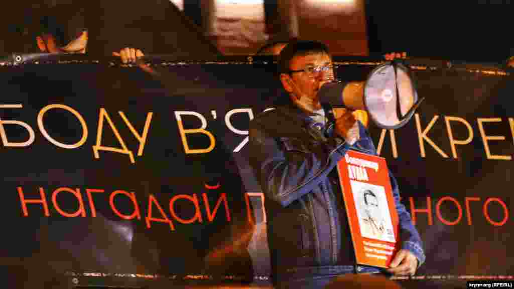 Это – брат Владимира Дудки, Петр Дудка. Во время своего выступления, он подчеркнул: «в данный момент, мы искренне надеемся, что власть обозначит ответственных за освобождение наших родных и близких». Брат Петра Дудки, Владимир – один из фигурантов «дела украинских диверсантов» был приговорен к 14 годам колонии строгого режима