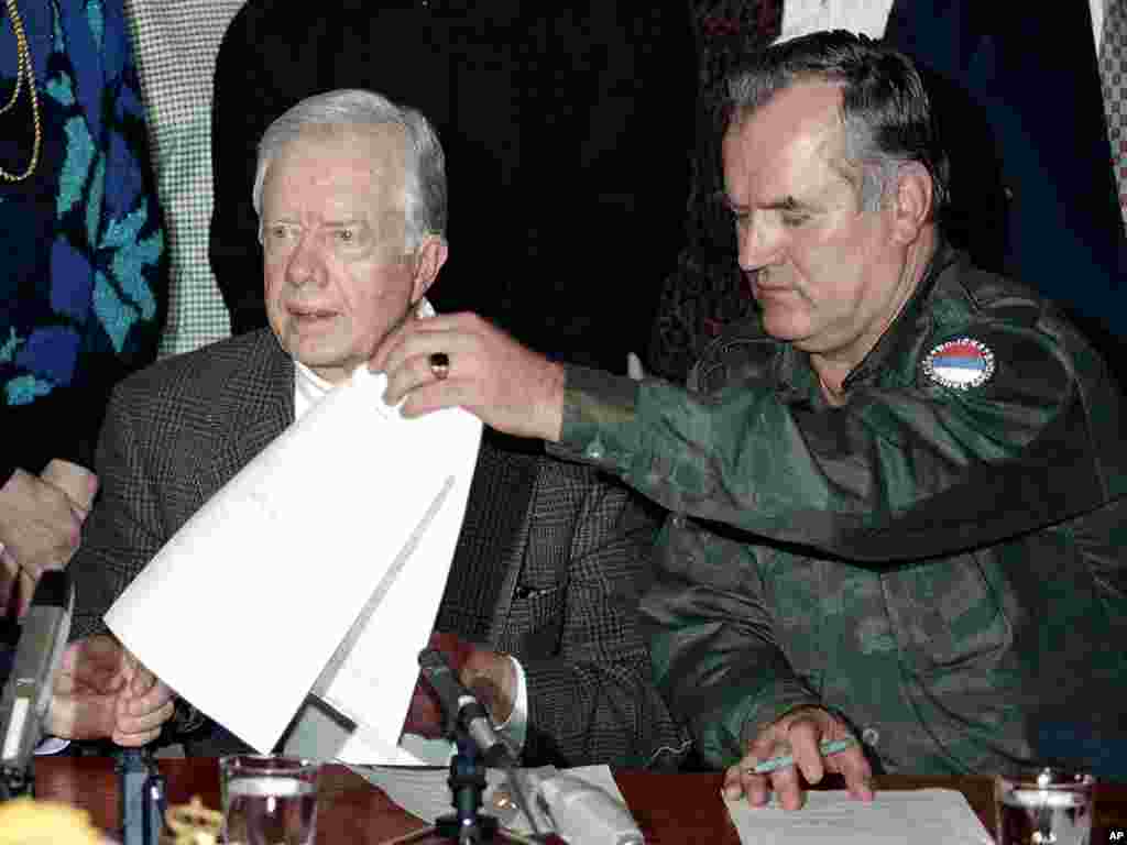 Бывший президент США Джимми Картер и Ратко Младич подписывают декларацию о прекращении огня на 4 месяца, Пале, 19 декабря 1994