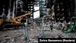 Рятувальники обстежують завали в Бородянці на Київщині, 11 квітня 2022 року