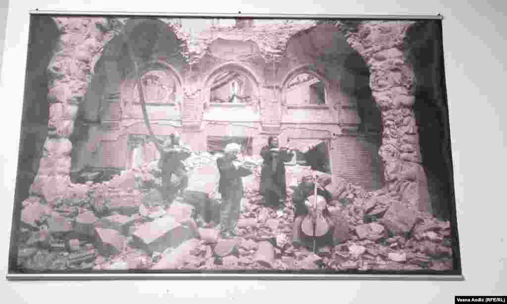 Uprkos oskudici i opasnostima građani Sarajeva nastavili su da stvaraju umetnost, muziku, pozorište i igru.