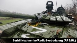 Підбитий російський танк Т- 72БЗ поблизу Донецька, 13 квітня 2022 року