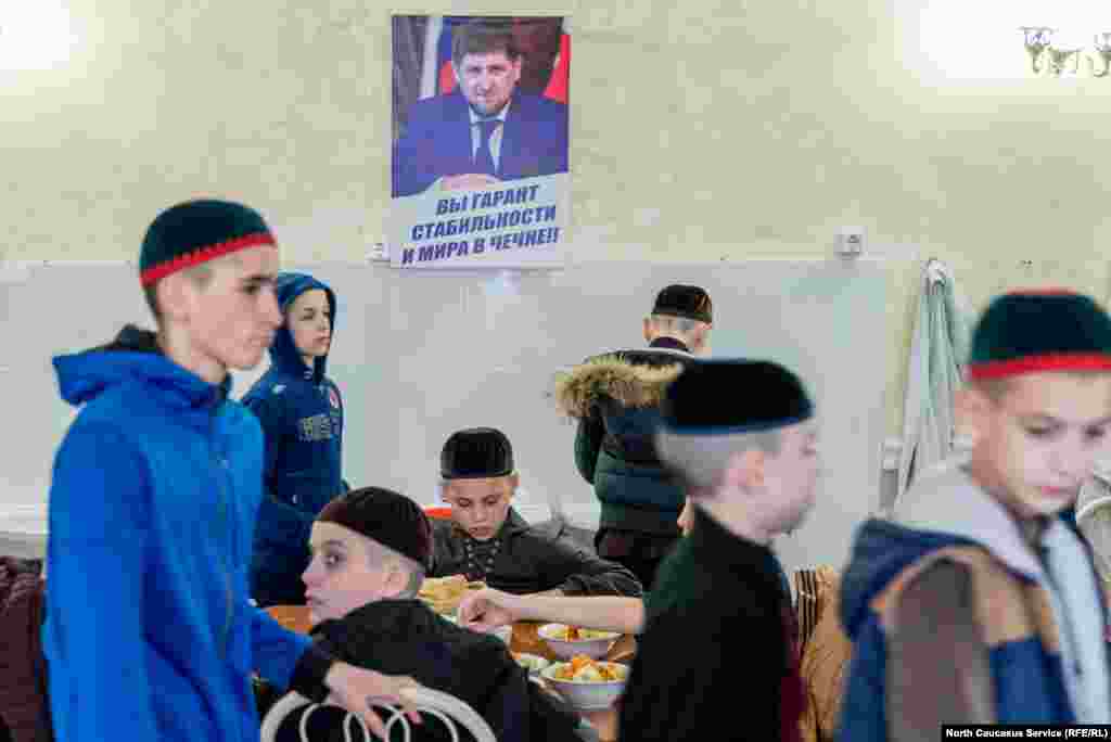 Хафиз, даже юный, пользуется большим уважением в исламском обществе, поэтому на каждое место в школе много претендентов