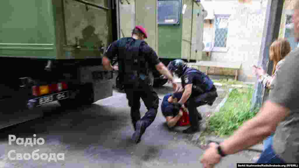 Як стверджують правоохоронці, один із учасників «спровокував конфлікт із журналістами». Йдеться про протистояння між громадськими активістами та представниками каналу Zik, який пов’язують із пропросійським політиком Віктором Медведчуком, а також представниками блогера Анатолія Шарія До Виговського, поки він перебував в автозаку, допустили медиків і депутата Верховної Ради Ярослава Юрчишина