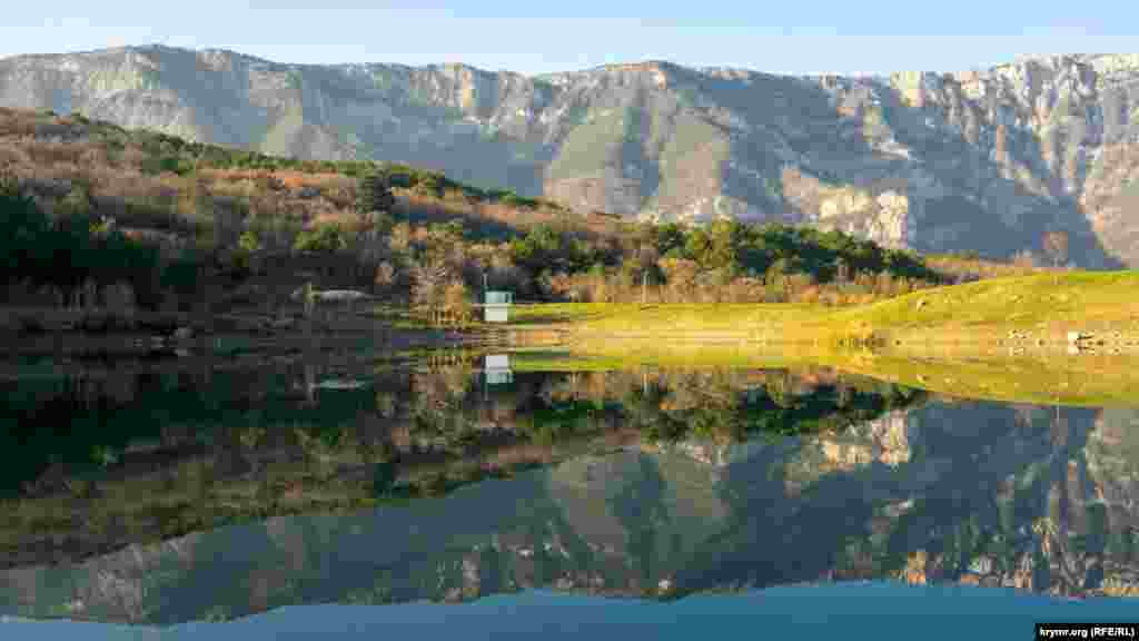 Могаби-2 на фоне Главной гряды. В центре – вагончик охранника