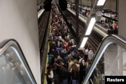 Люди в ожидании метро в Мадриде утром 29 апреля. Несмотря на возобновление поставок электроэнергии, работа метро утром не была восстановлена полностью