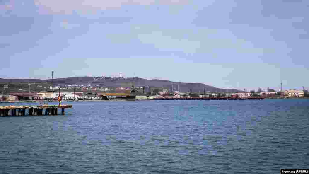 Старый пирс нагревается на солнце: пахнет мокрым деревом и солью. Доски скрипят под ногами, волны, откатываясь, обнажают гроздья мидий на сваях. Поскрипывают веревки, к которым привязаны самодельные кранцы – автомобильные шины, защищающие борта пришвартованных лодок